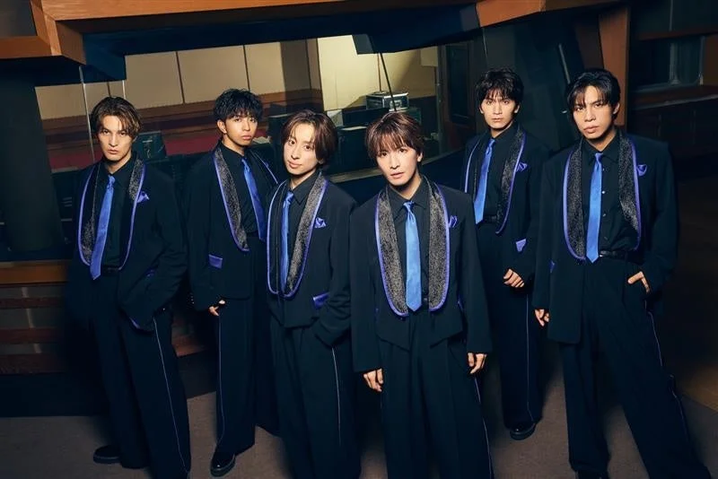 Grupo MATSURI posando con trajes negros y corbatas azules