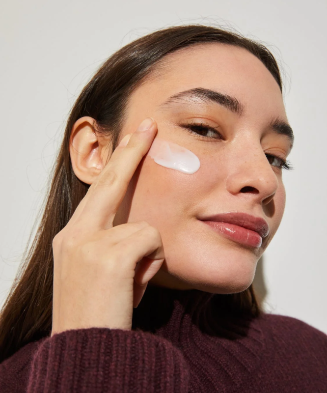 Mujer aplicando crema