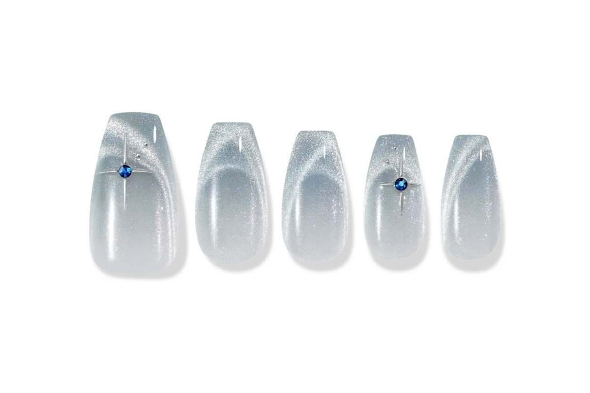 U&ntilde;as gris plateado con efecto magn&eacute;tico y pedrer&iacute;a azul