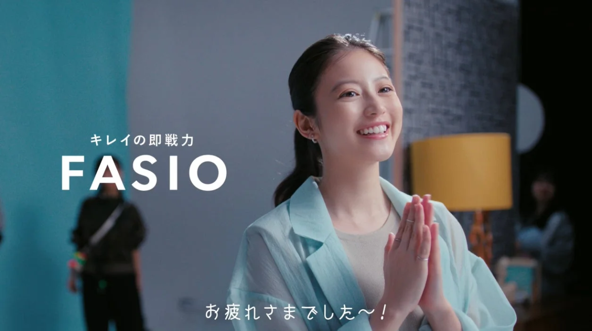 Mio Imada sonriendo en el set de FASIO