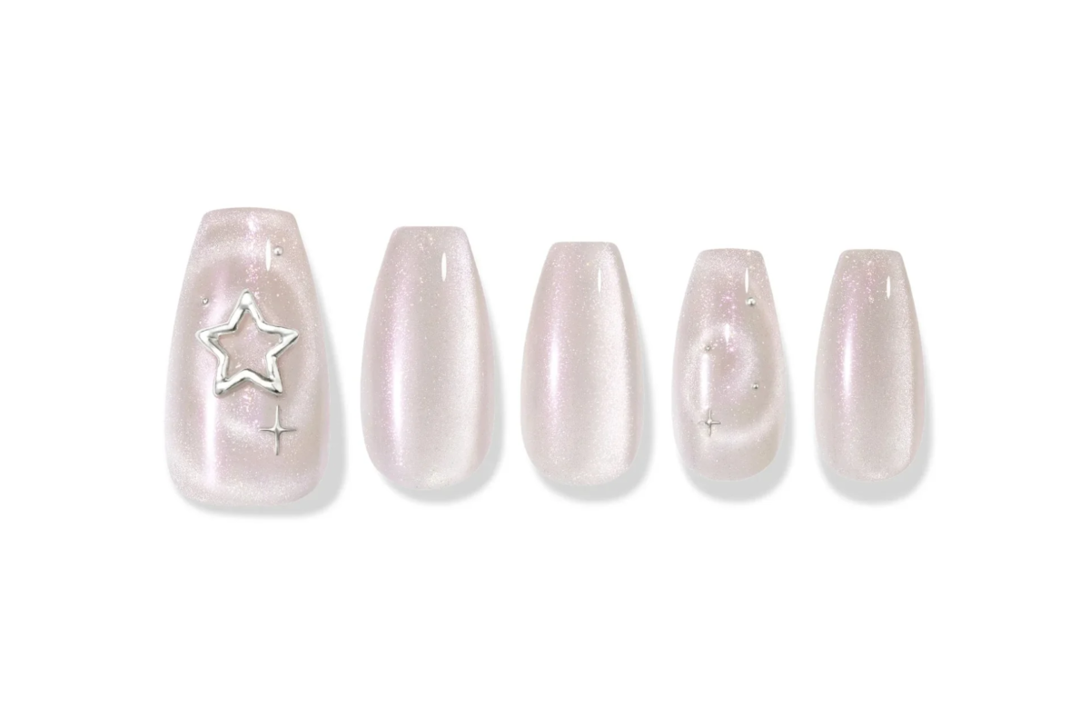 U&ntilde;as color aurora rosado perlado con dijes de estrellas