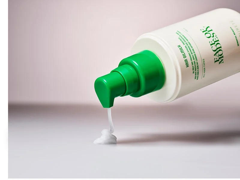 Bomba de Hair Oil Milk dispensando el producto