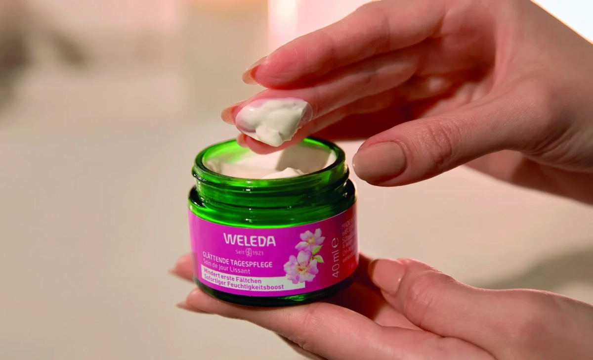 Crema de d&iacute;a alisadora de rosa mosqueta de Weleda