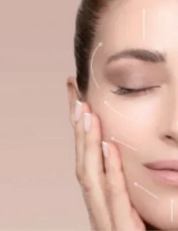 Mujer recibiendo un masaje facial