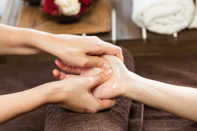 Masaje de manos con aceite