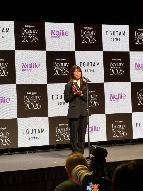 Ganadora con el trofeo