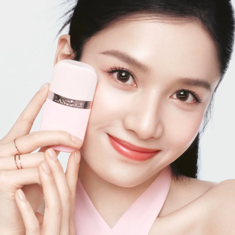 Mujer aplicando Lanc&ocirc;me Id&ocirc;le Skin Milk Primer