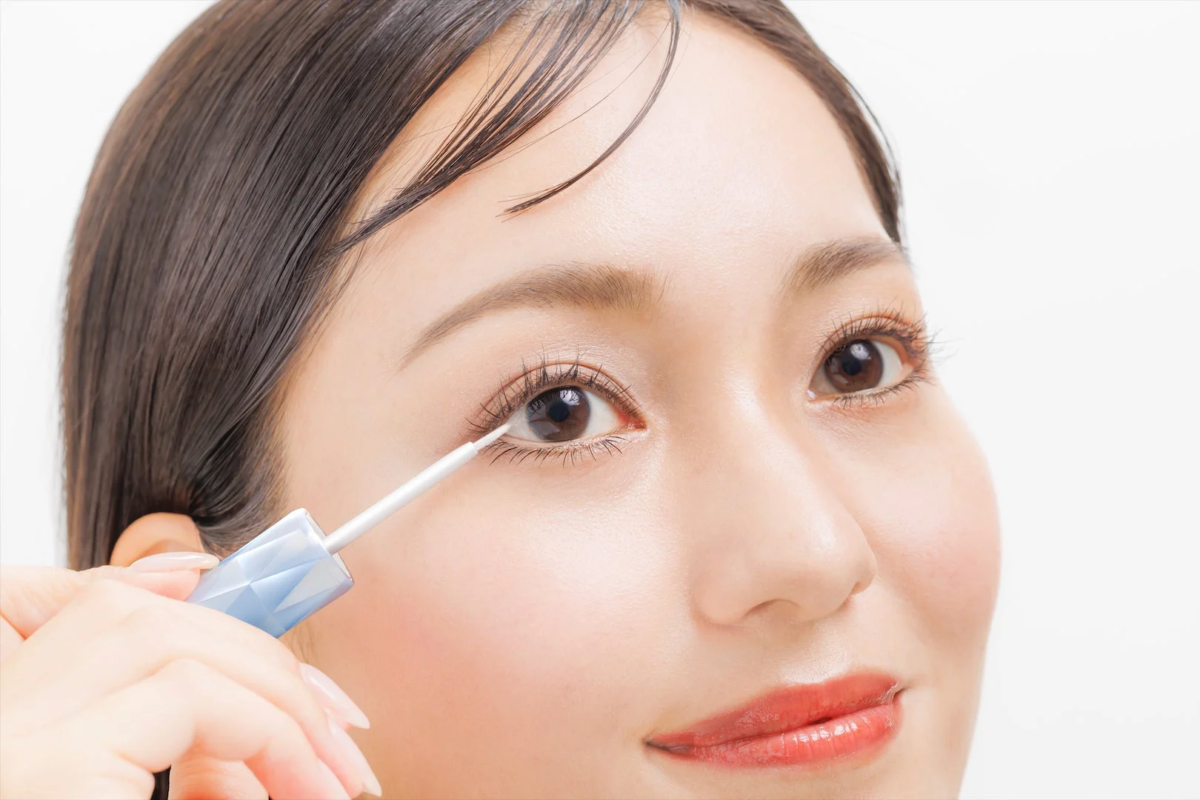 Mujer aplicando el suero