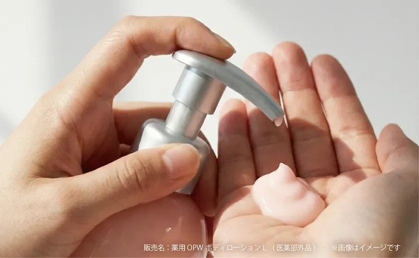 Aplicación de la loción con fragancia de rosa azucarada