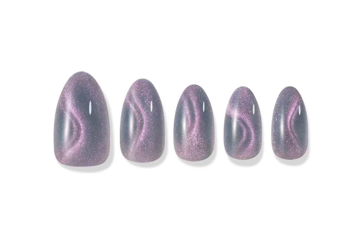 U&ntilde;as gris&aacute;ceas con efecto magn&eacute;tico violeta