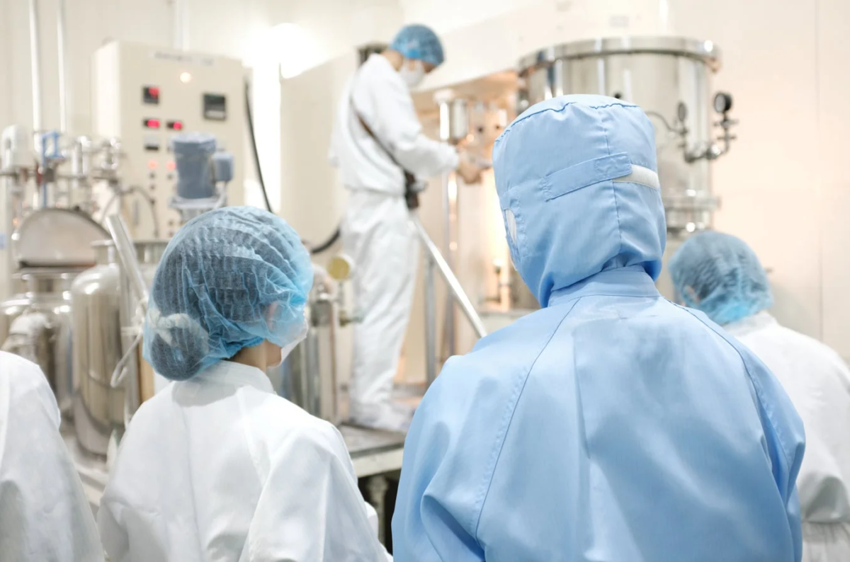 Trabajadores en un laboratorio con equipos de precisi&oacute;n