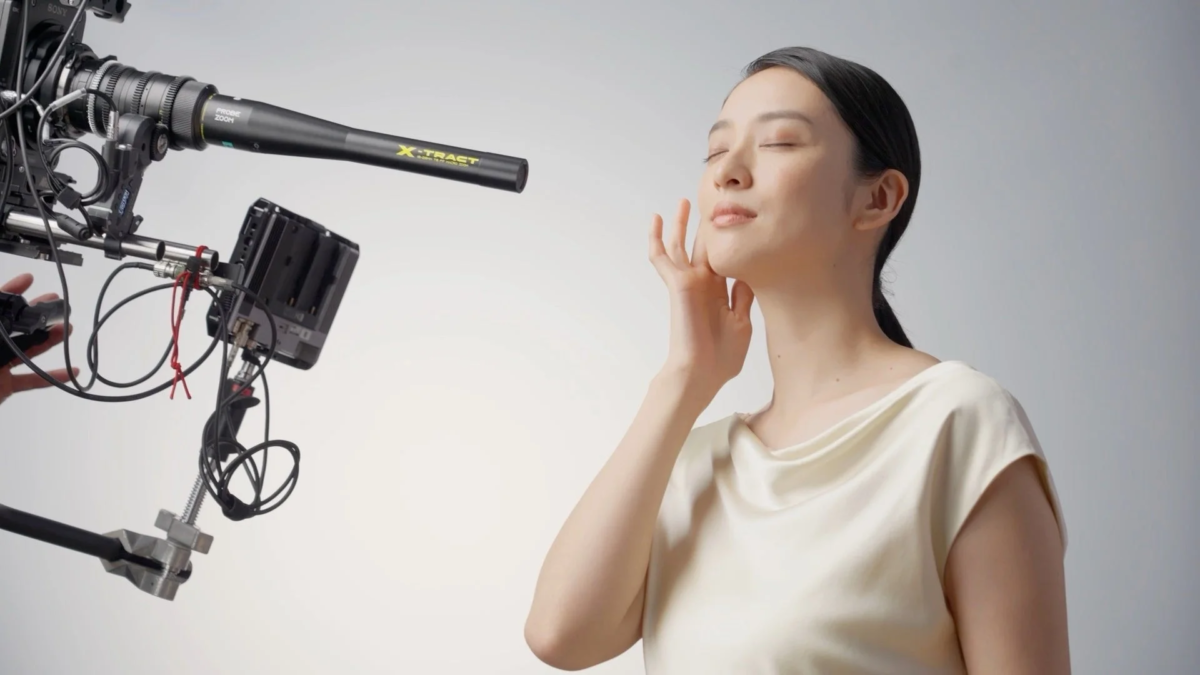 Emi Takei siendo filmada con una c&aacute;mara especial