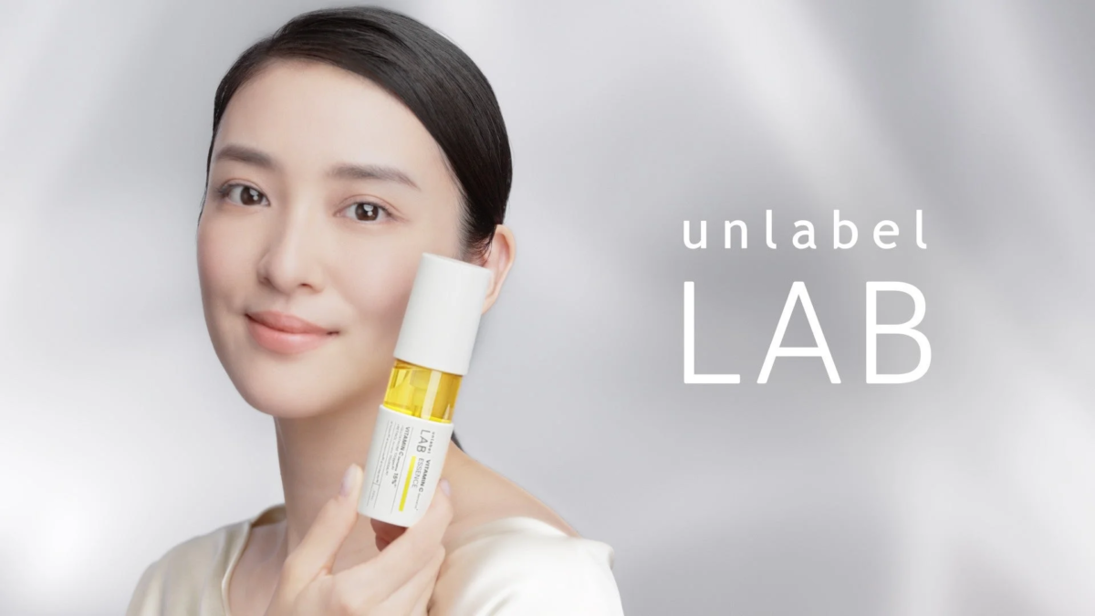 Emi Takei con el s&eacute;rum de vitamina C de unlabel LAB