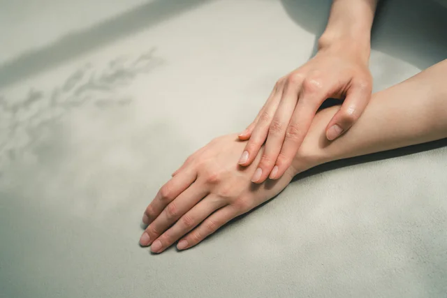 Manos suaves y superpuestas