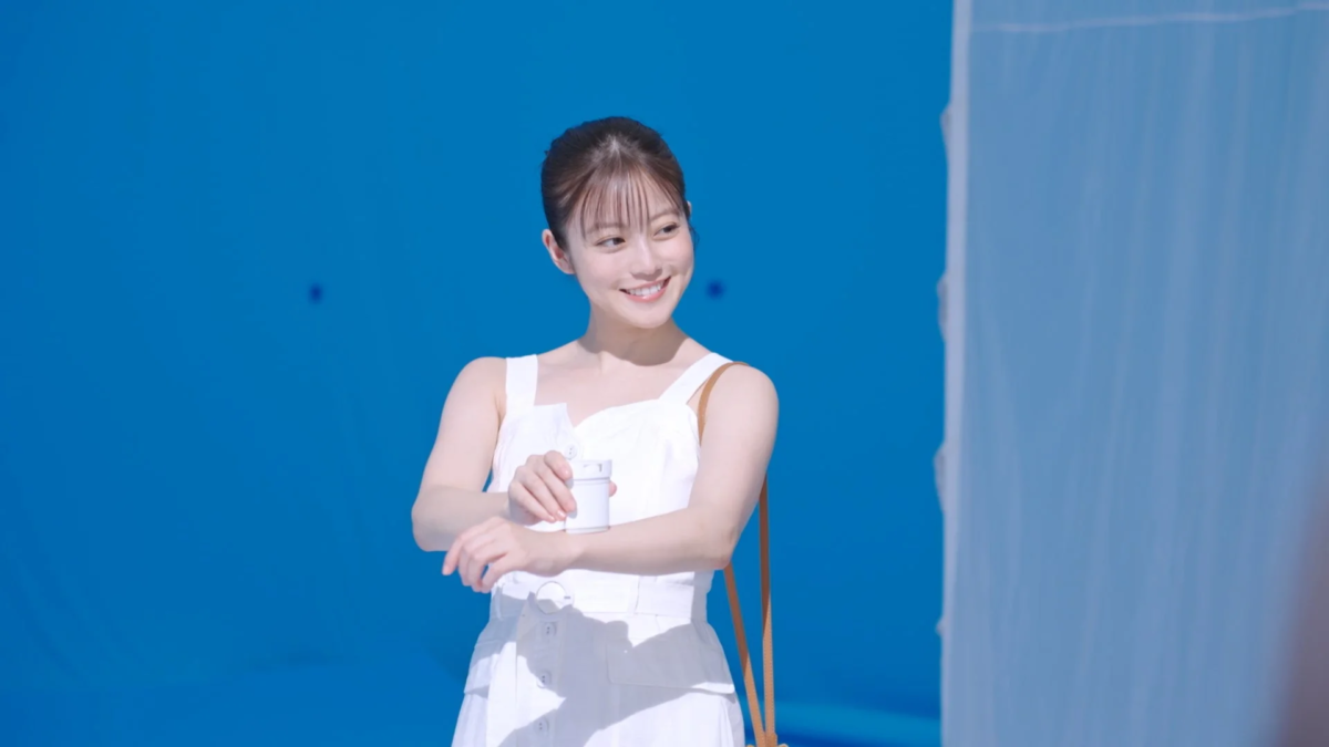 Mio Imada aplicando Suncut® UV