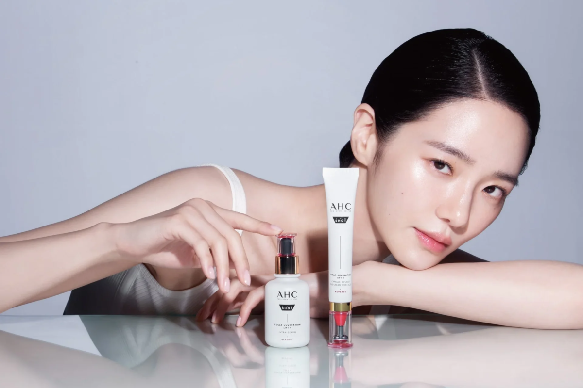 Productos de cuidado de la piel AHC con modelo