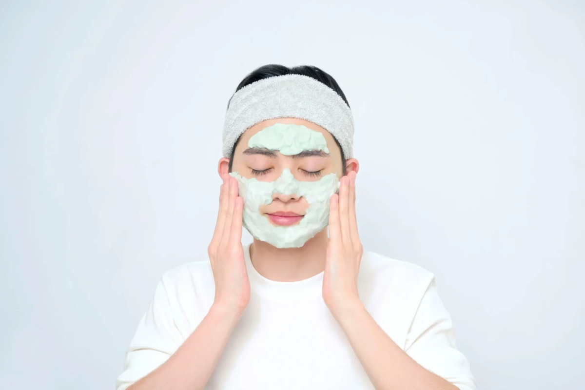 Hombre con mascarilla facial verde