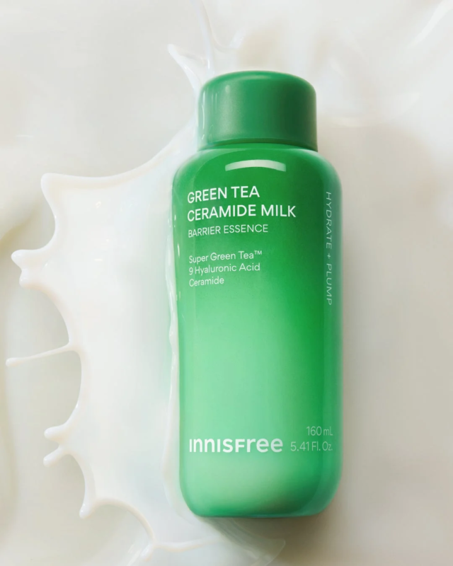 Botella de Green Tea Ceramide Milk Essence Toner con salpicaduras de líquido