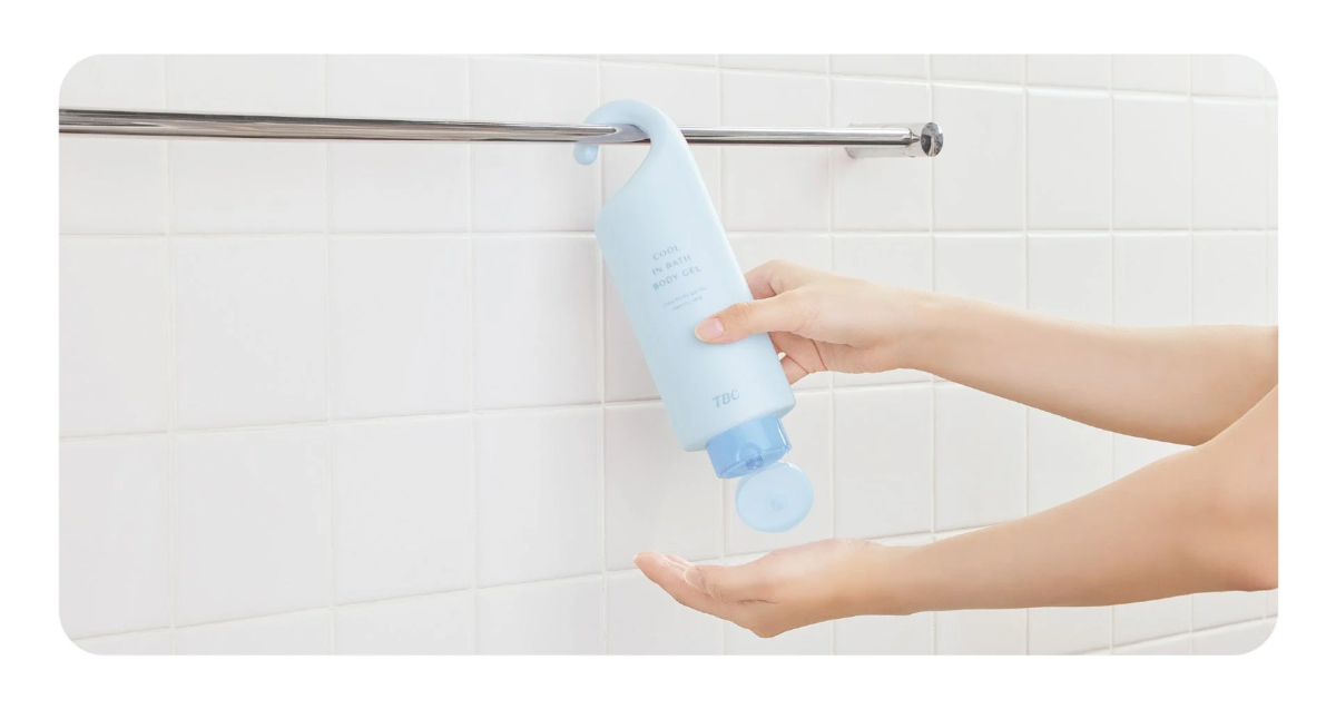 Botella colgando en la ducha