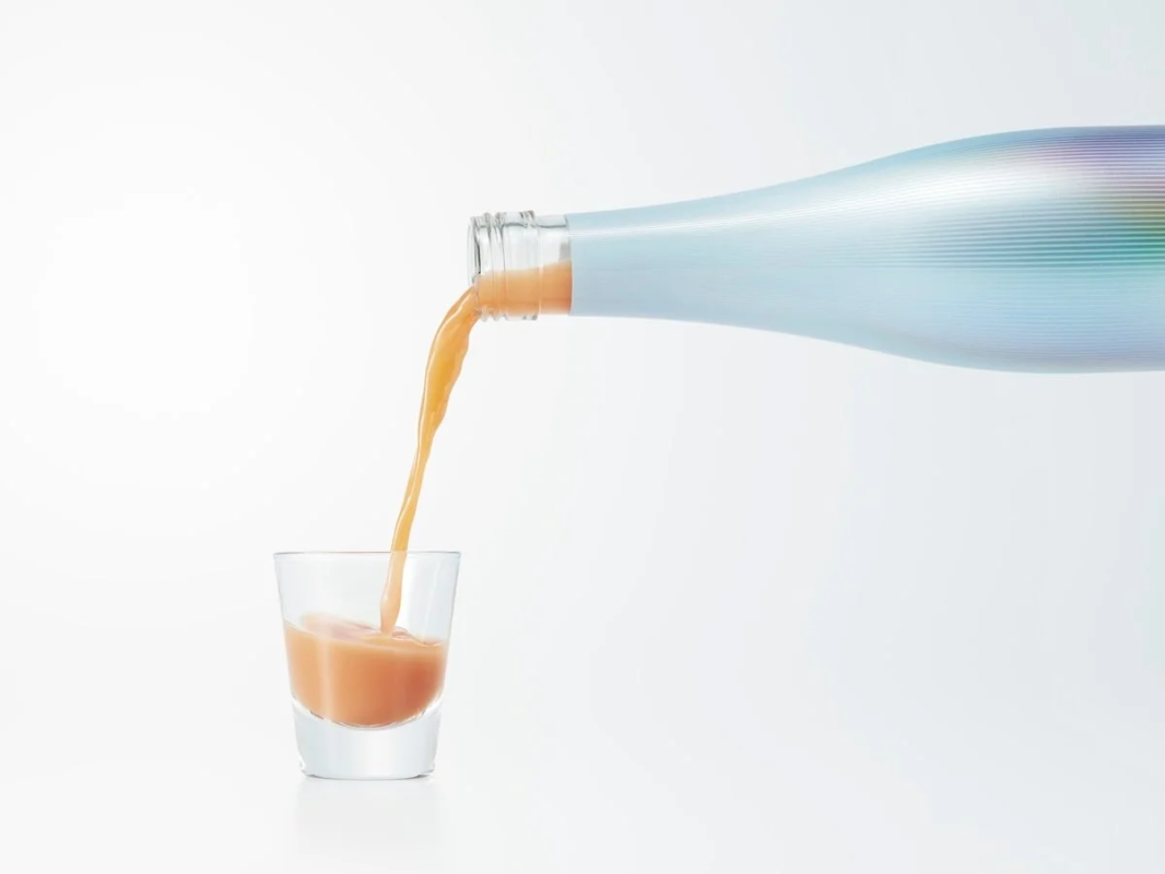 L&iacute;quido naranja verti&eacute;ndose en un vaso