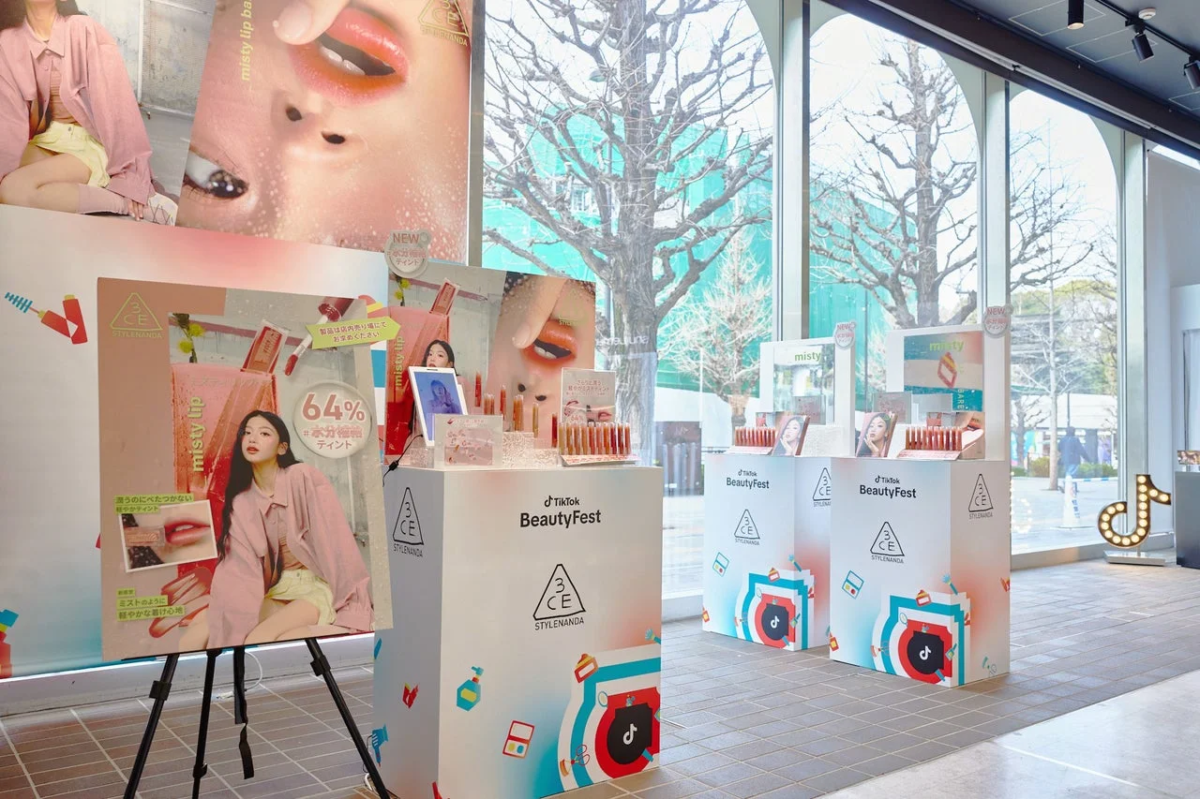 Expositor de 3CE en TikTok Beauty Fest