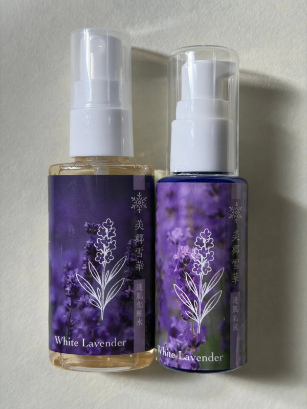 Set de loci&oacute;n y emulsi&oacute;n Misato Sekka con ilustraci&oacute;n de lavanda