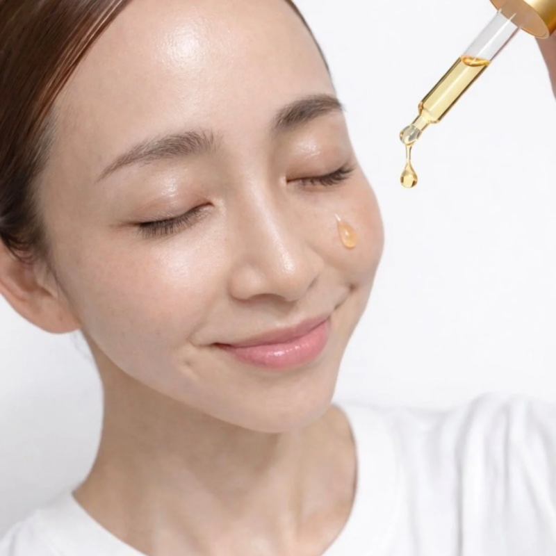 La mujer se aplica el sérum