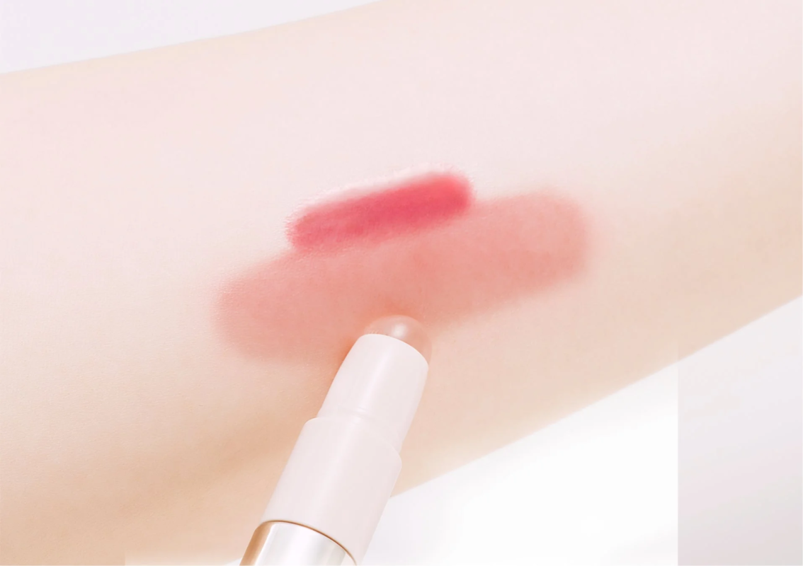 Aplicaci&oacute;n del tinte labial con aplicador de silicona