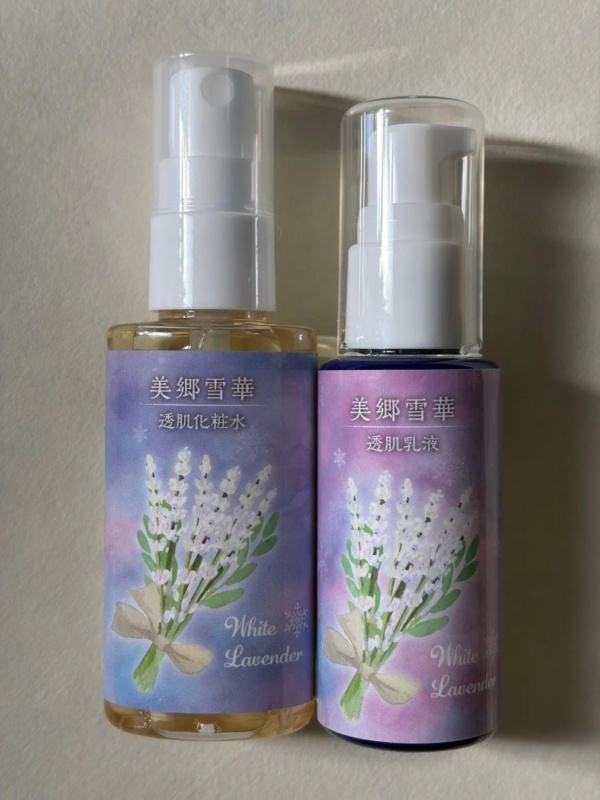 Set de loci&oacute;n y emulsi&oacute;n Misato Sekka con dise&ntilde;o de lavanda blanca