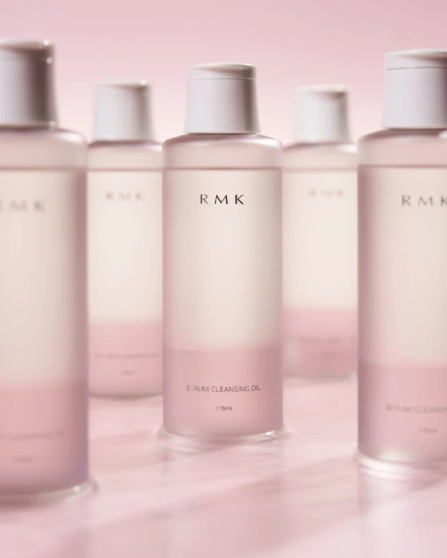 RMK Serum Cleansing Oil en exhibici&oacute;n