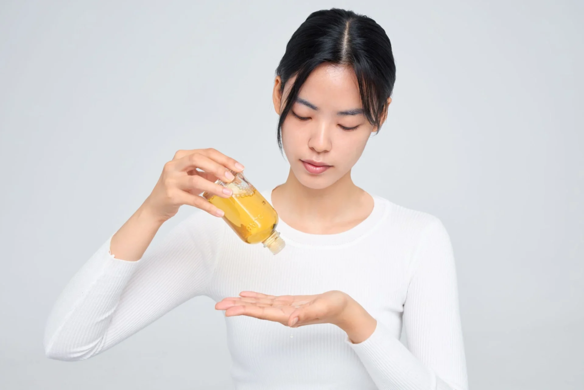 Mujer aplicando esencia