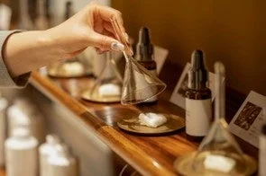 Mano probando un producto cosm&eacute;tico en un ambiente c&aacute;lido