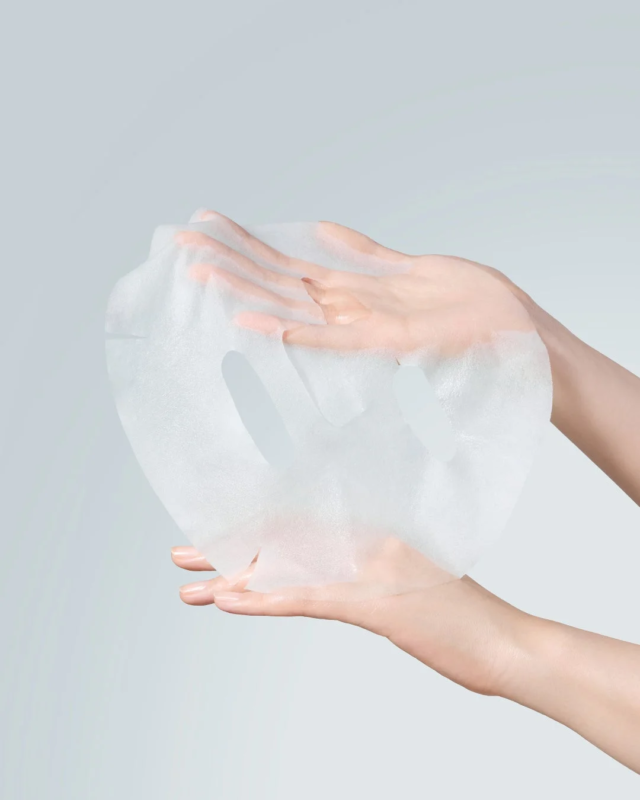 Mascarilla de hoja en mano