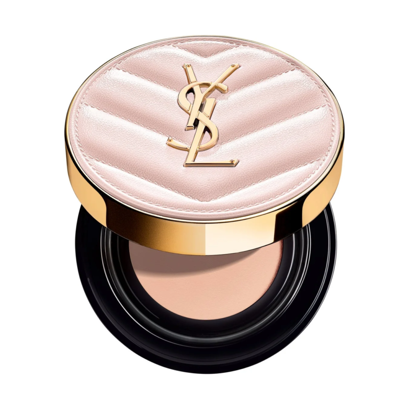 Compacto de YSL 'Radiant Touch Glow Pact' con diseño acolchado rosa pálido y logo YSL dorado.