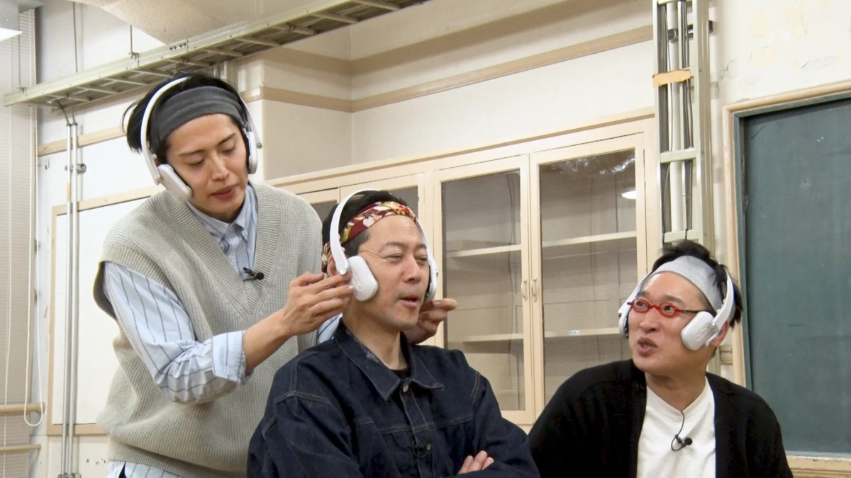 Hombres usando dispositivos de belleza facial