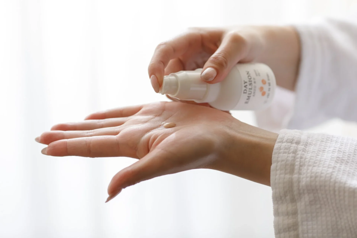 Aplicando emulsi&oacute;n en la mano