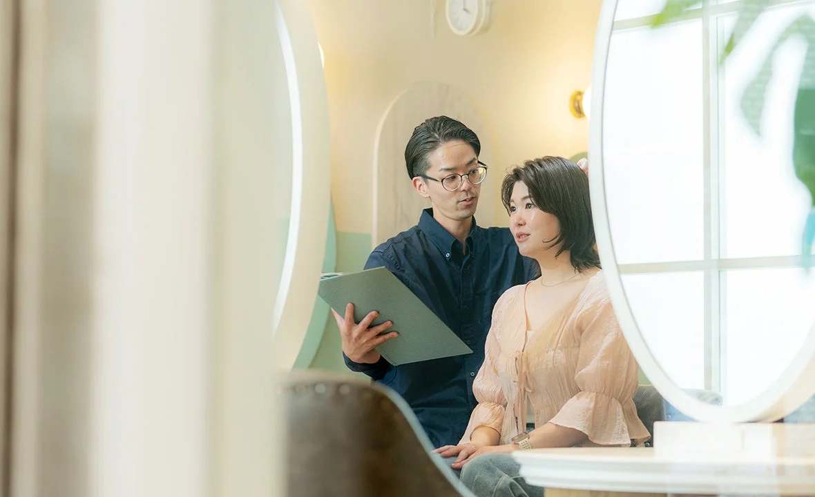 Profesionales capilares asesorando