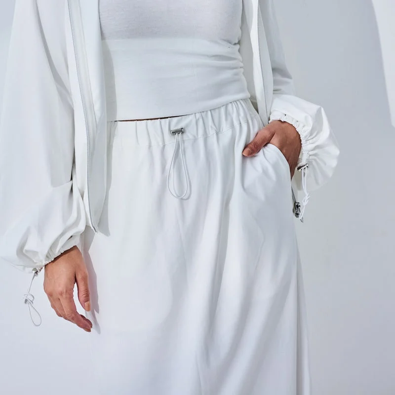 Mujer con falda UV blanca