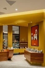 Interior de la tienda S.C.N.T con paredes amarillas y mostrador de madera