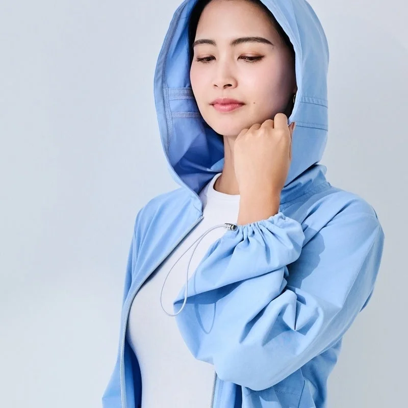 Mujer con sudadera UV azul