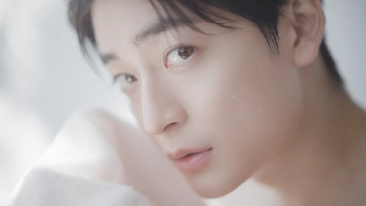 Fumiya Takahashi con gotas de agua en el rostro