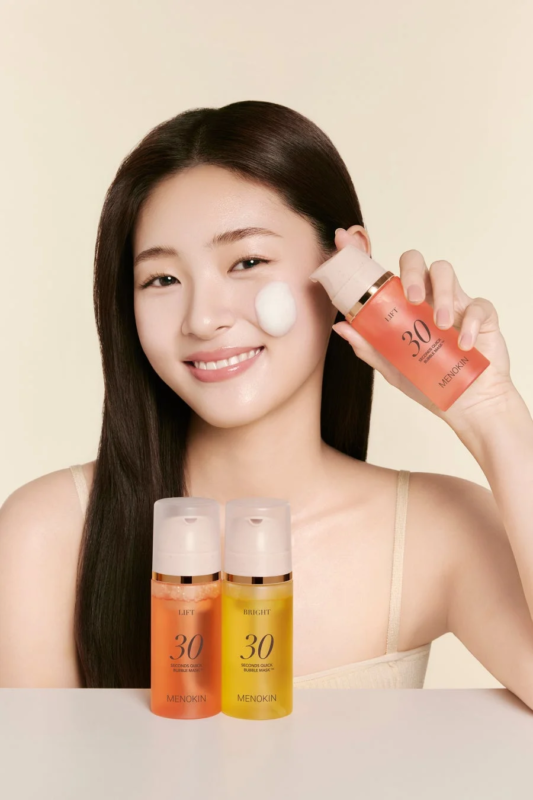 Mujer usando mascarilla de burbujas MENOKIN