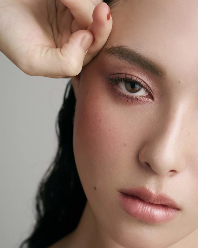 Modelo usando Glam Tone Color Custard F01 BLOOM WHISPER