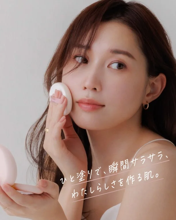 Mujer aplicando polvo facial