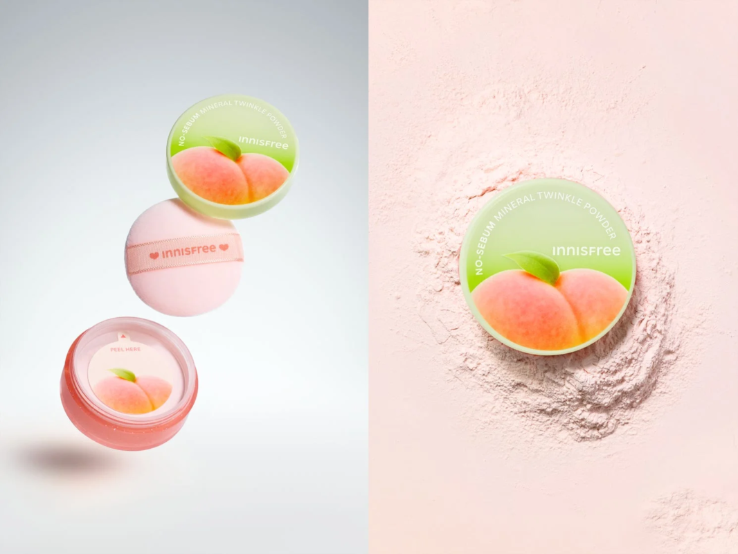 El "No-Sebum Mineral Twinkle Powder Peach Blossom" de Innisfree con su borla y dise&ntilde;o de melocot&oacute;n.
