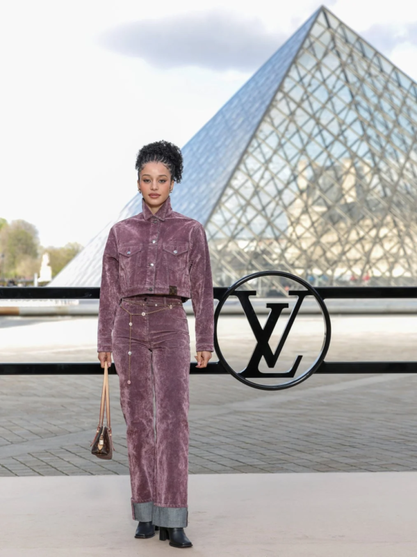 Chase Infinite con su maquillaje Louis Vuitton