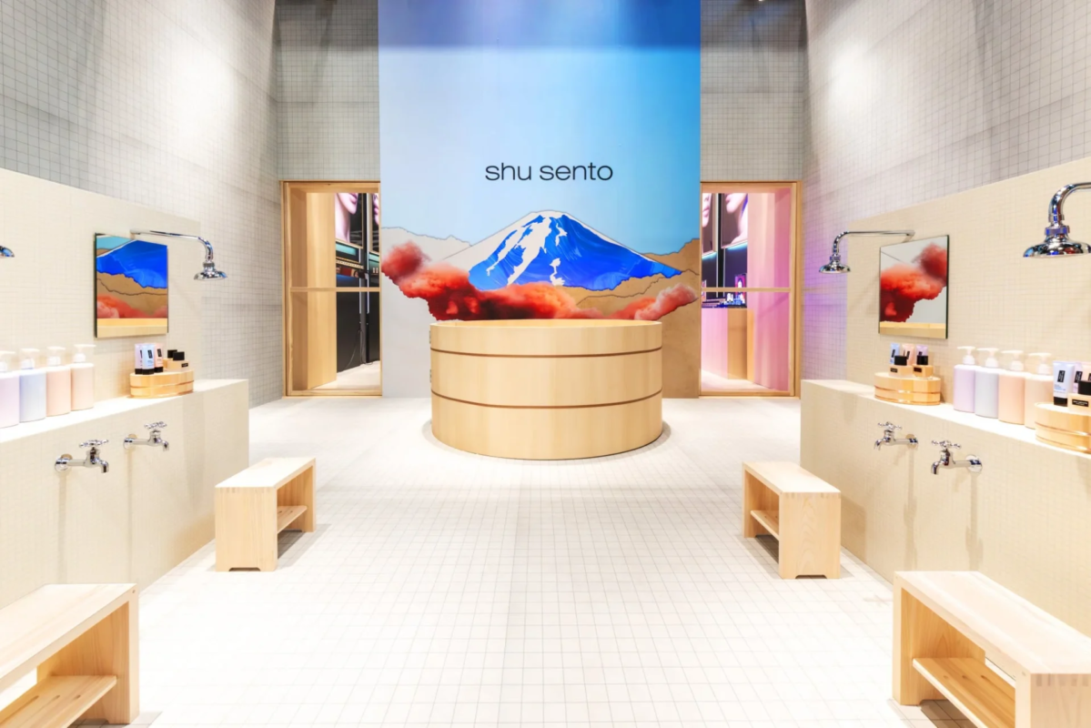 Interior de la tienda shu uemura con tem&aacute;tica de sento