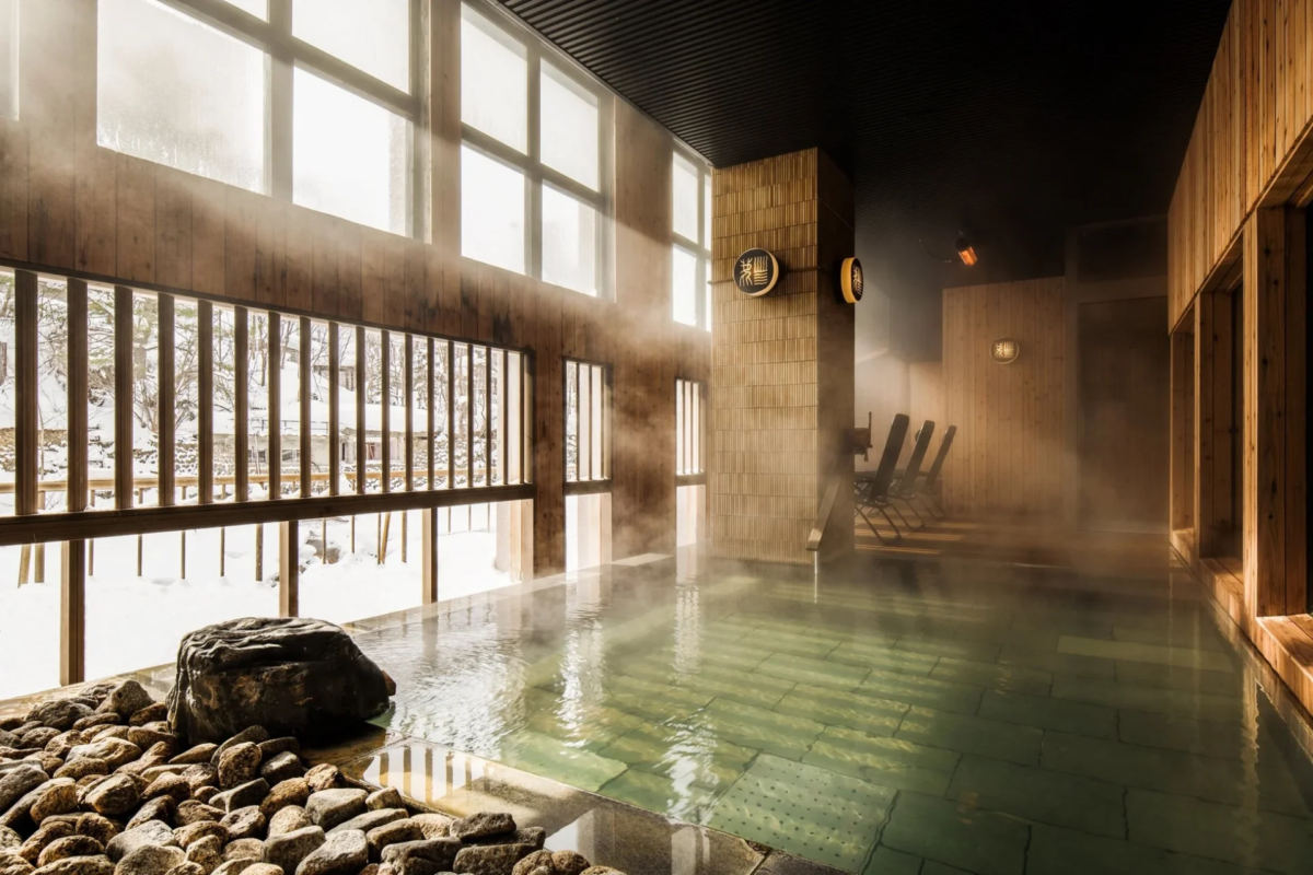 Interior de un onsen tradicional japon&eacute;s con vista a un paisaje nevado