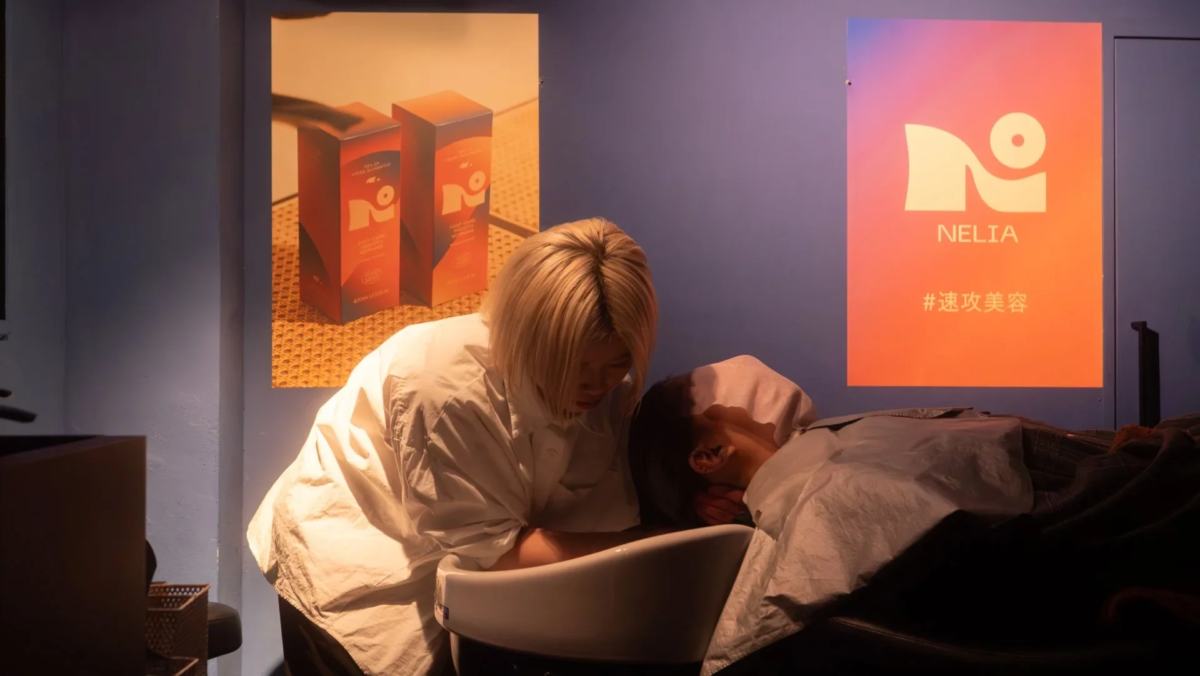 Expertos en belleza experimentando NELIA
