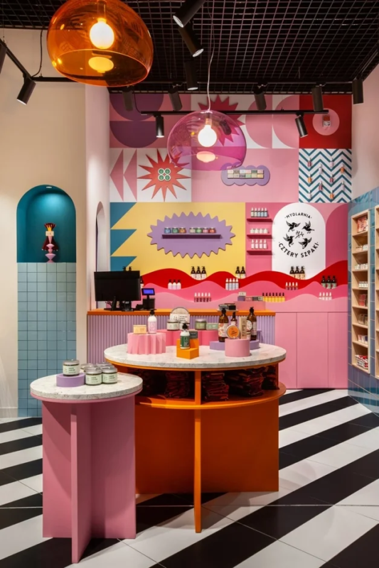 Interior de la tienda 4Starlings con colores vibrantes y productos de cosm&eacute;tica natural